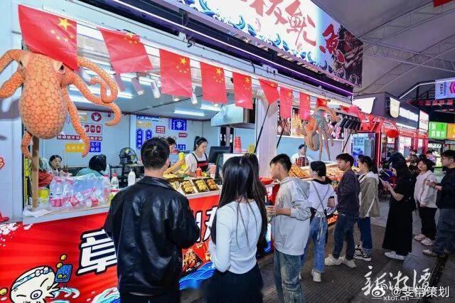烟火湘潭夜色美 湘潭的夜，不止有美食与美景，更蕴藏着一座城市包容多元、热气腾腾的
