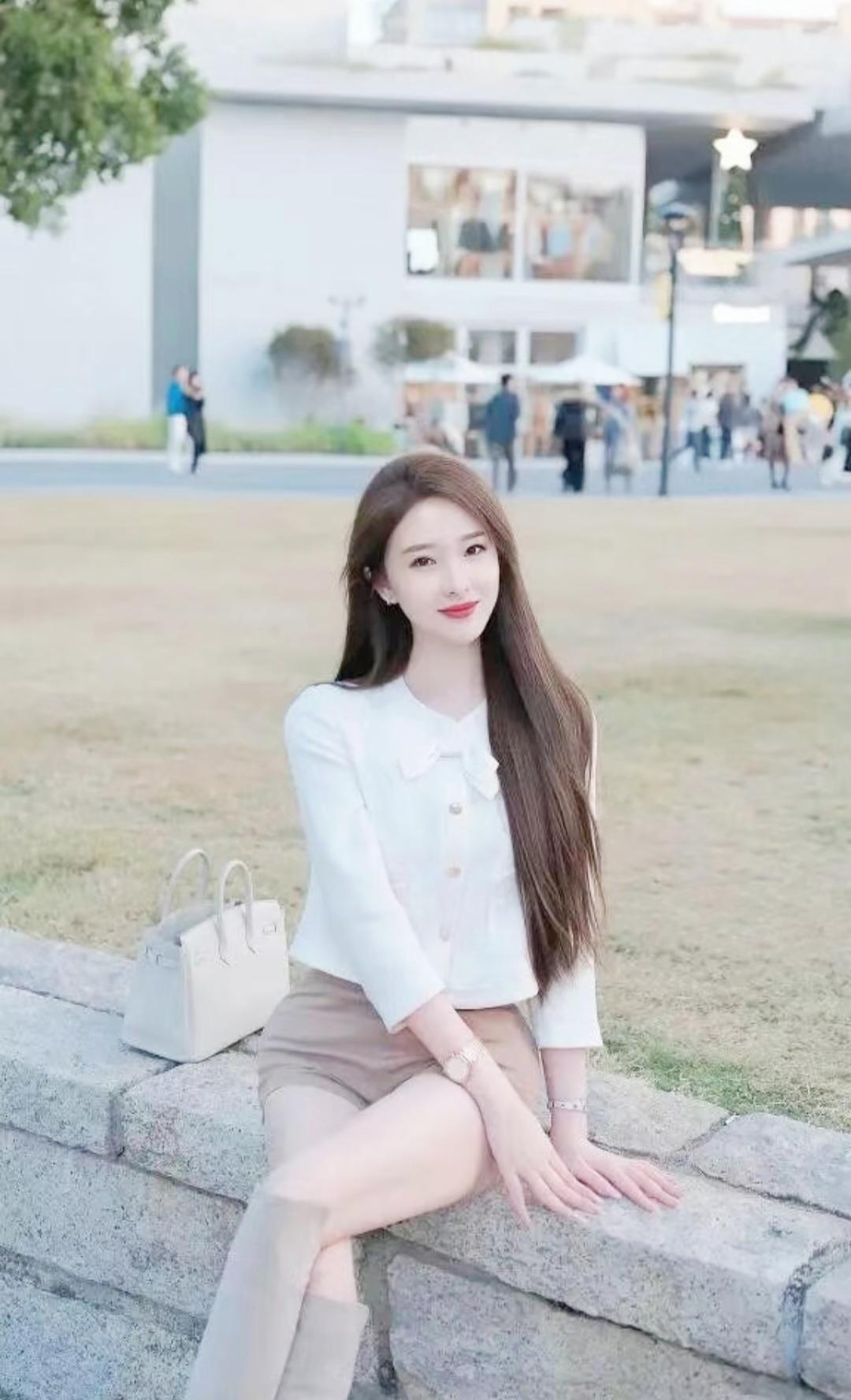 “春风拂面笑，花影映人娇”。
想象在桃花树下，春风暖暖地吹着，一位佳人站在繁花中