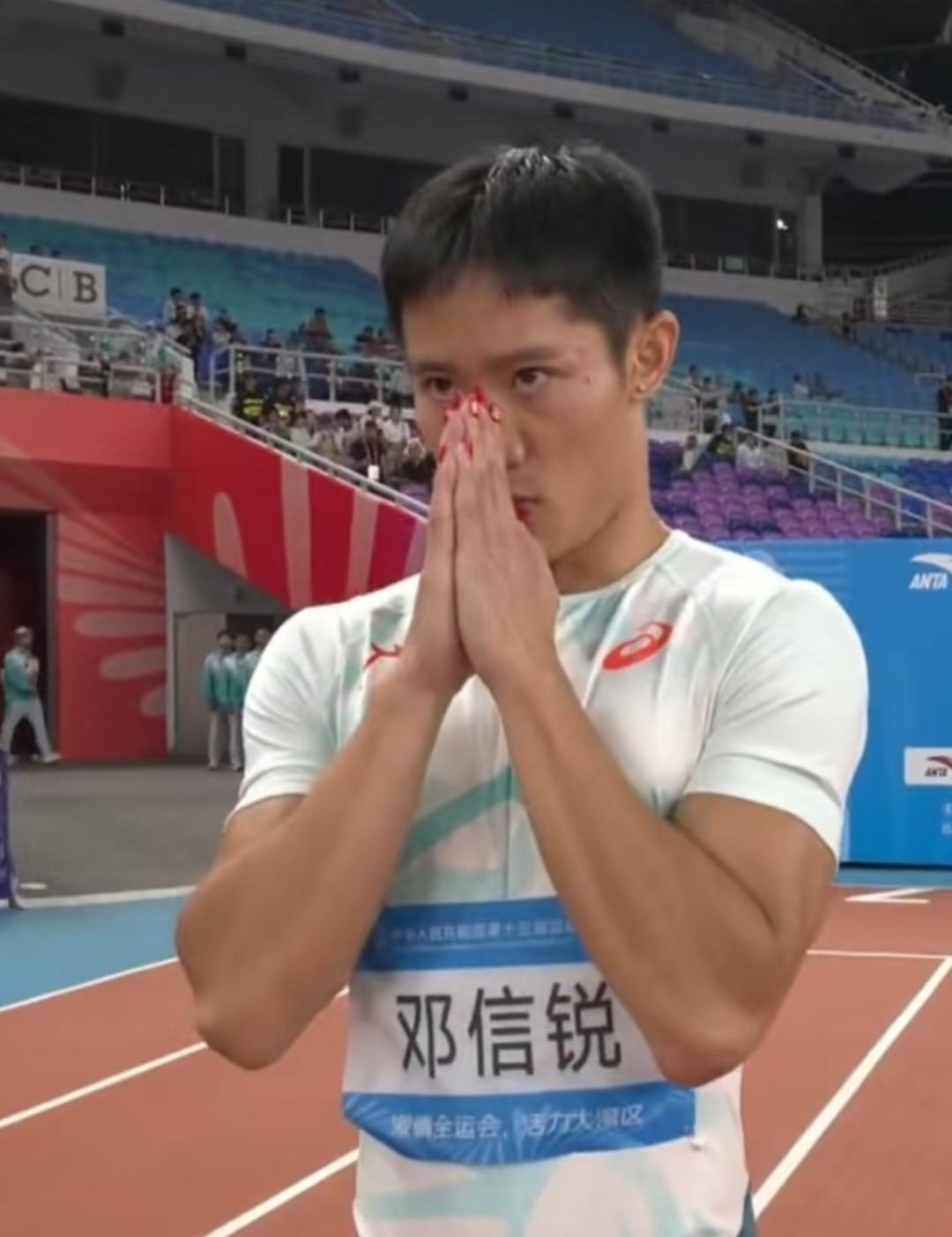 邓信锐，男，2003年12月20日出生于中国广州，就读于暨南大学，中国田径运动员