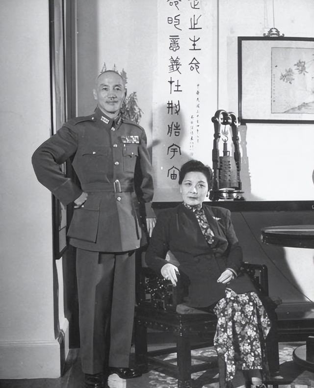 [浮云]1949年初，蒋介石得知傅作义起义已成定局，这时他为了减少损失决定派飞机