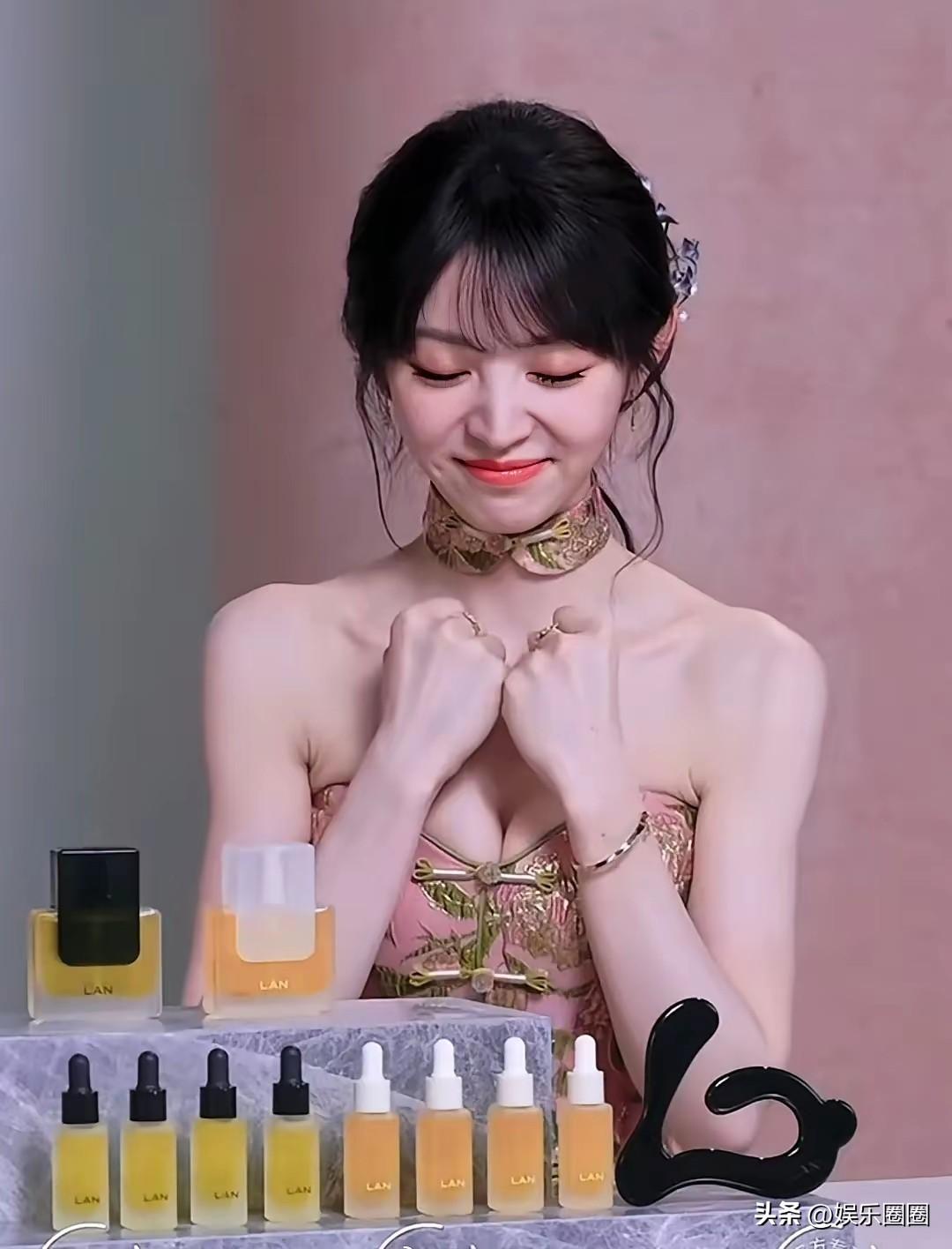 田曦薇已经这么红了，直播间确实不应该穿的这么露，以至于网友们举报她擦边球！