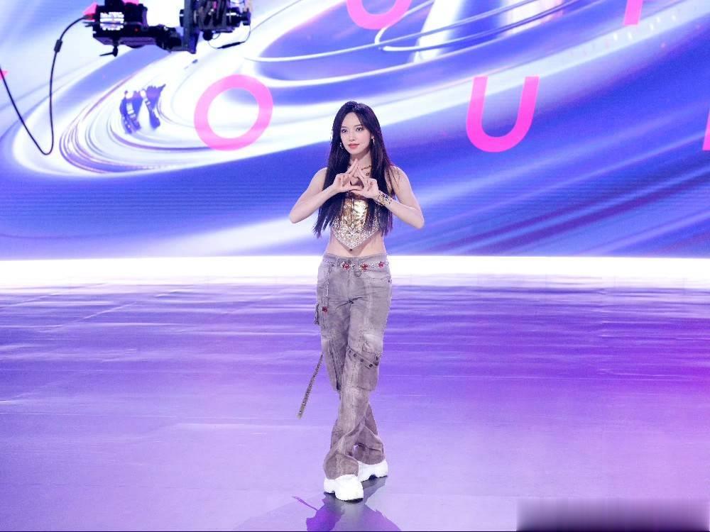 #程潇金色星光妆#  程潇的妆容什么时候出教程，想学#程潇金色亮片抹胸# ​​​