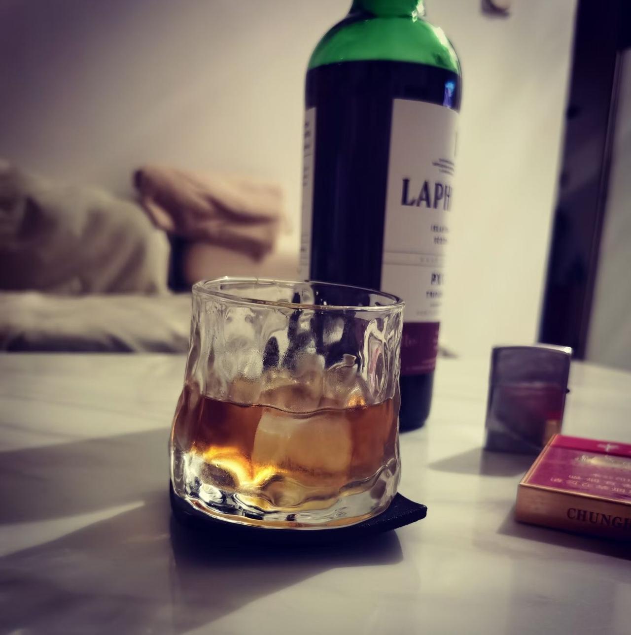 一杯冰镇威士忌，享受独处的夜晚时光。喜欢健身的女人，有多美 穿瑜伽裤出街，什么感