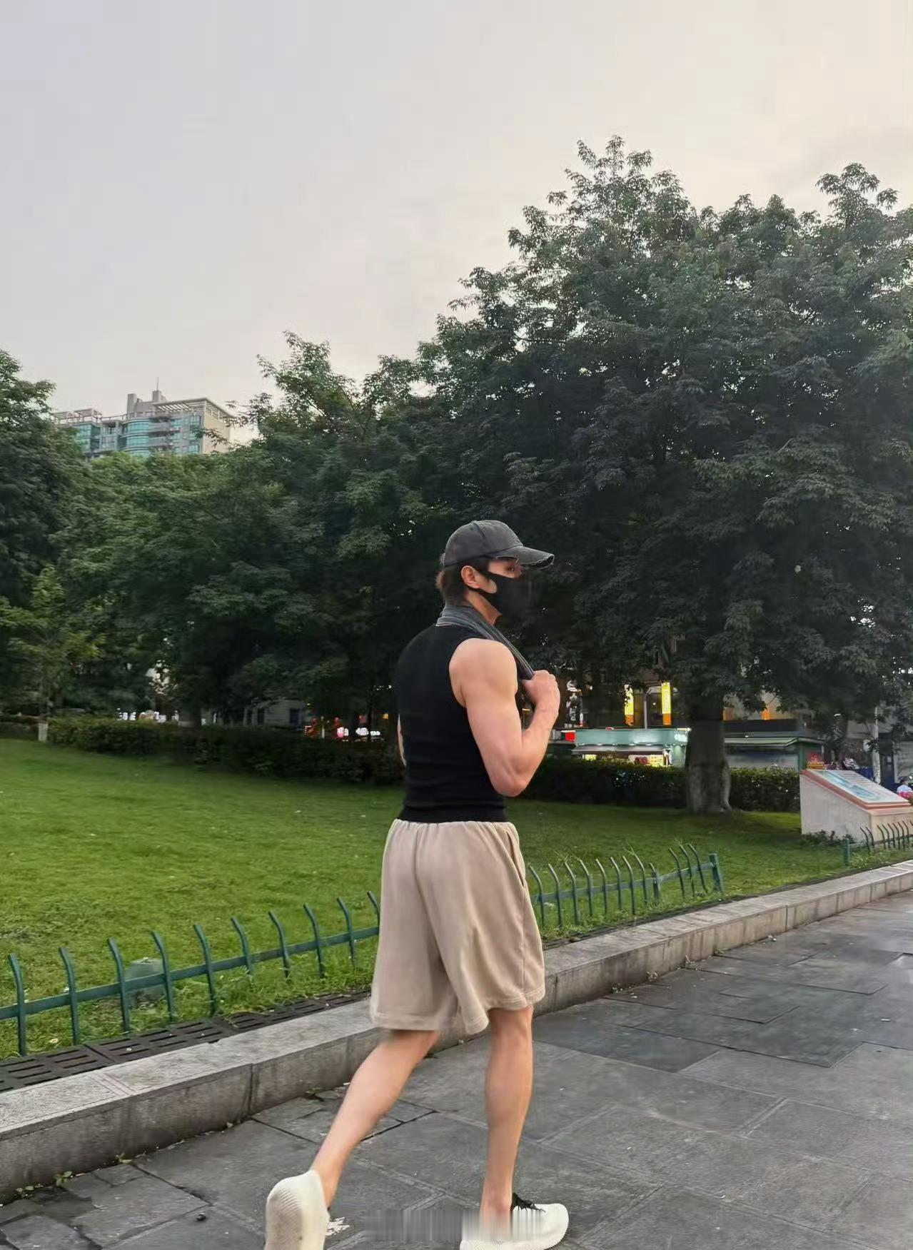 睡前看到许凯的肌肉，今晚做梦素材有了