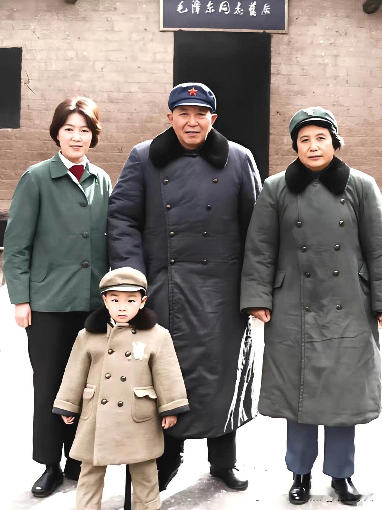 七十年代韶山旧照，罗瑞卿大将携家人于毛主席旧居门前合影，难得的晚年家庭影像，中间