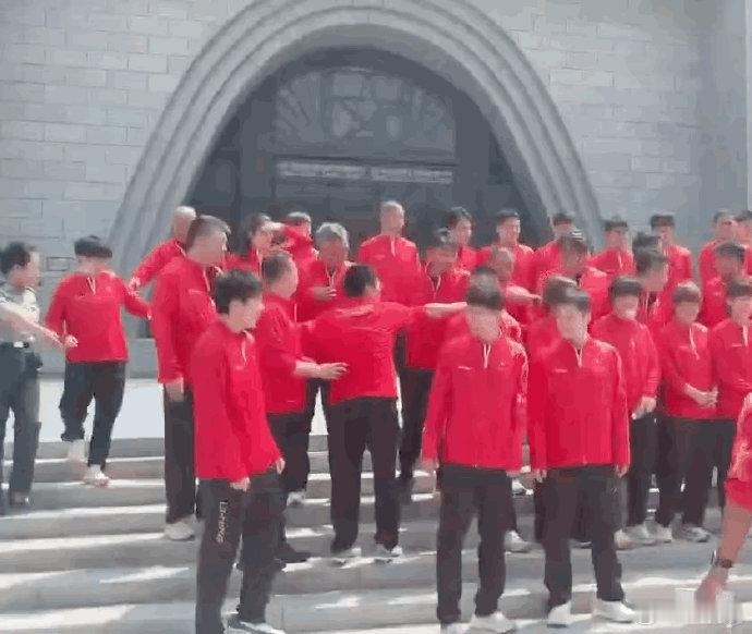 王楚钦和孙颖莎两人晃着晃着就到对方旁边了，然后默契的都避开了 ​​​