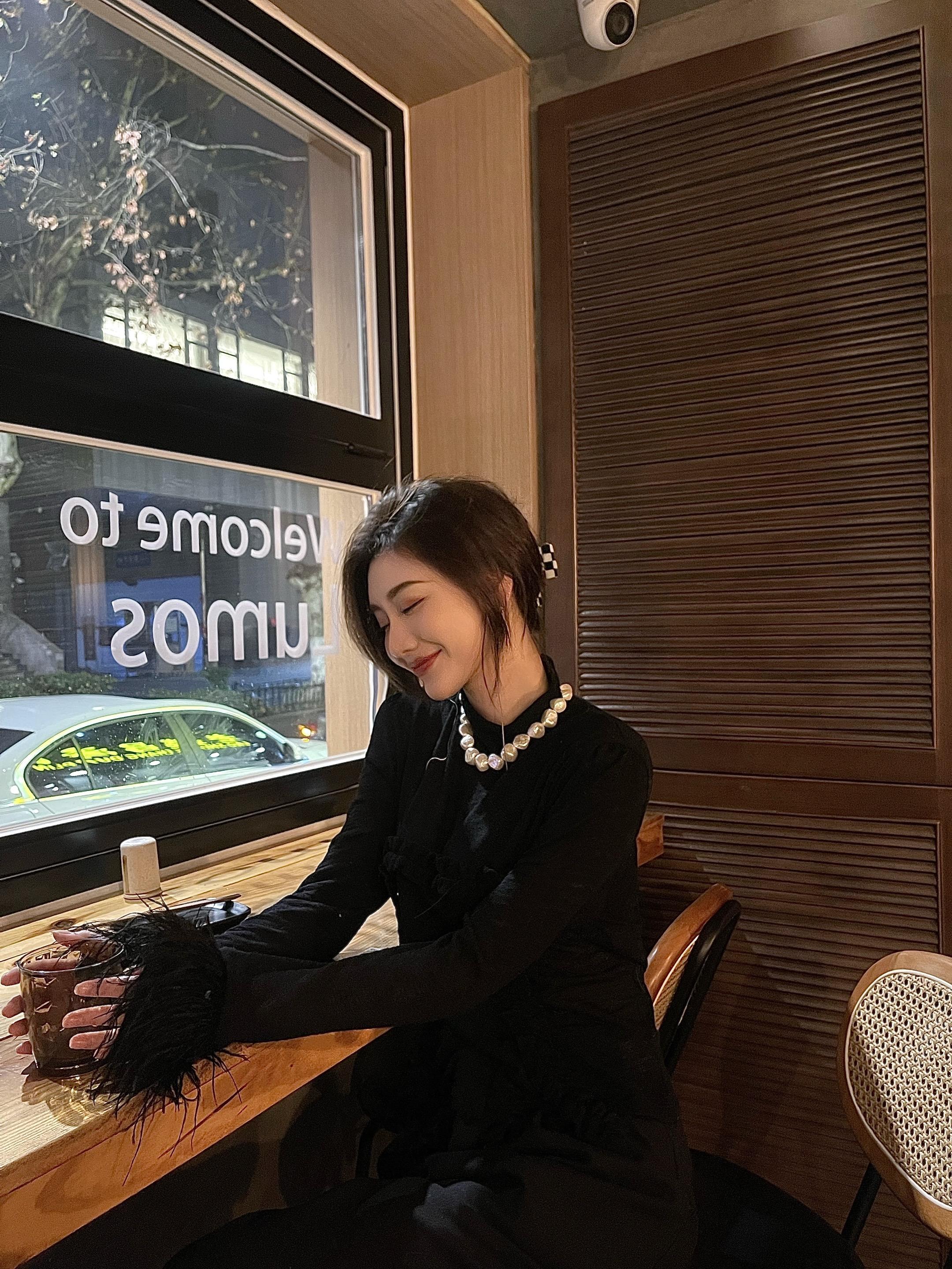 该怎么开口呢 是天气好冷 还是我好想你。