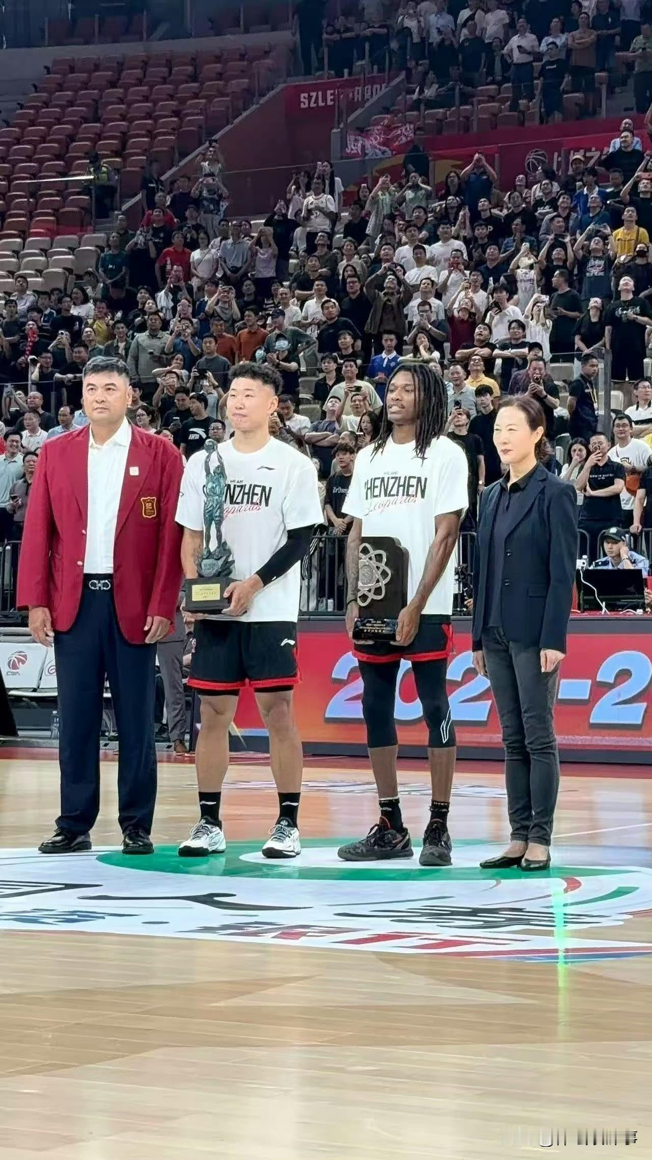 昨晚的CBA季后赛深圳对浙江的比赛中，贺希宁犹如天神下凡，全场17投12中，三分
