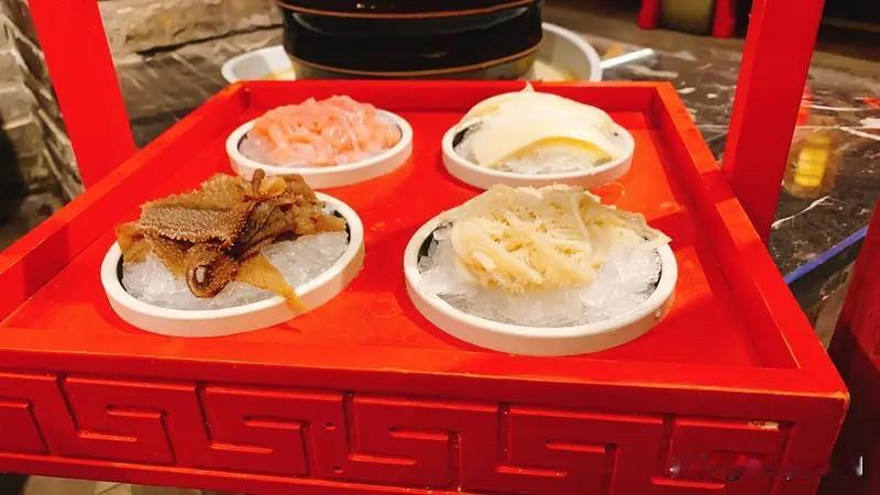 我相信吃亏是福。老祖宗传下来的智慧有它的道理。在生活里，“替人着想”和“吃亏是福