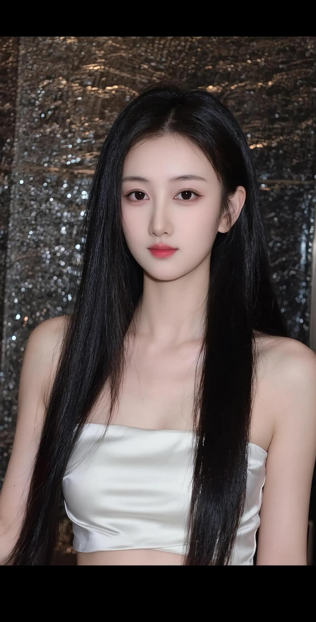 优雅黑发少女，闪闪发光的魅力。
