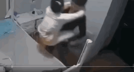 咋不敲一下门呢，看吧小两口累的[捂脸][捂脸][捂脸][捂脸][捂脸]两口子不一
