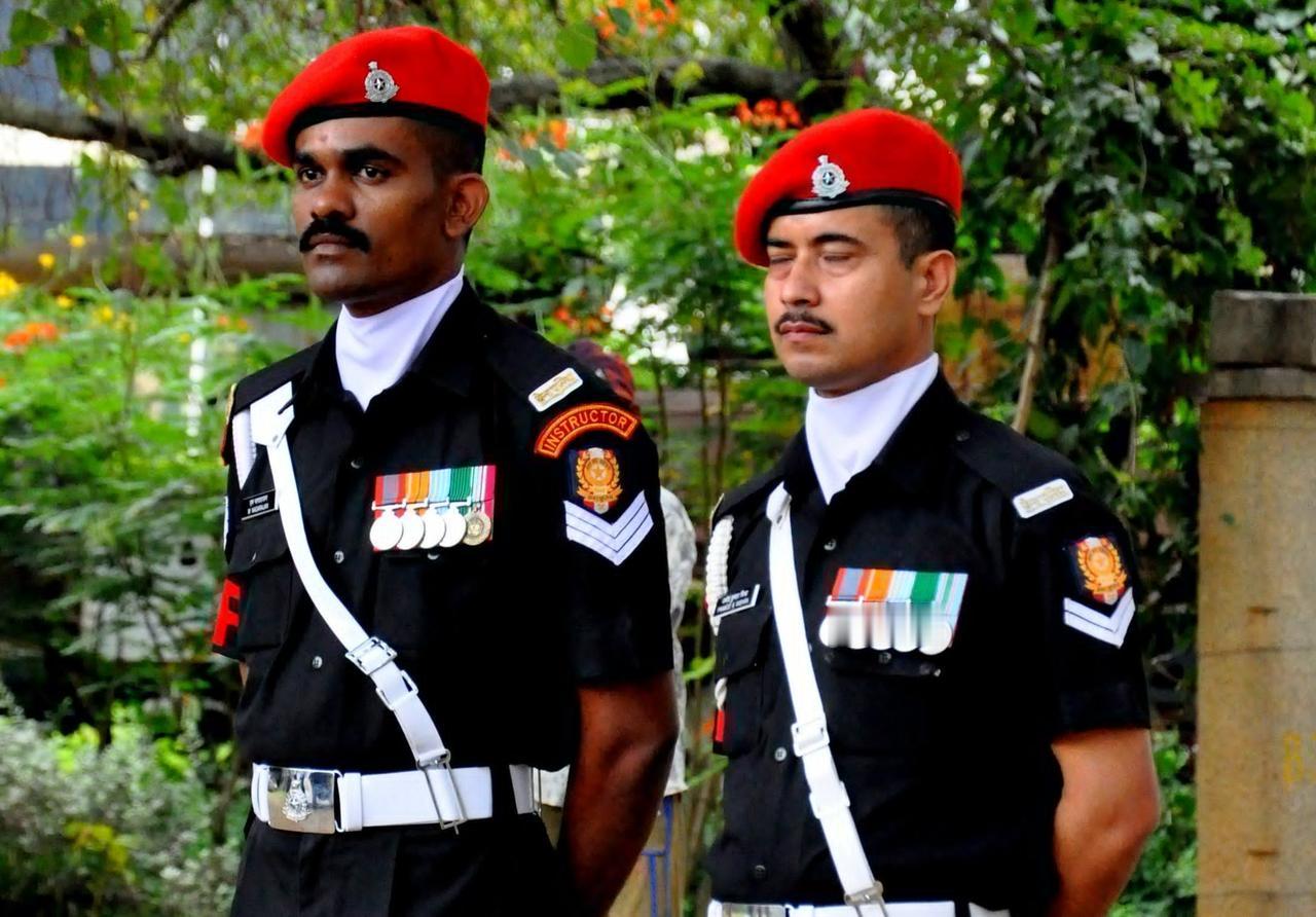 印度宪兵是这个样子的，红帽子