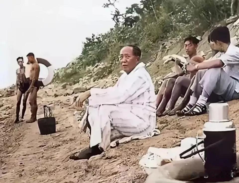 主席在橘子洲头游泳后，就随便往地上一坐休息了。不知大家有没有发现，老人家身后的那