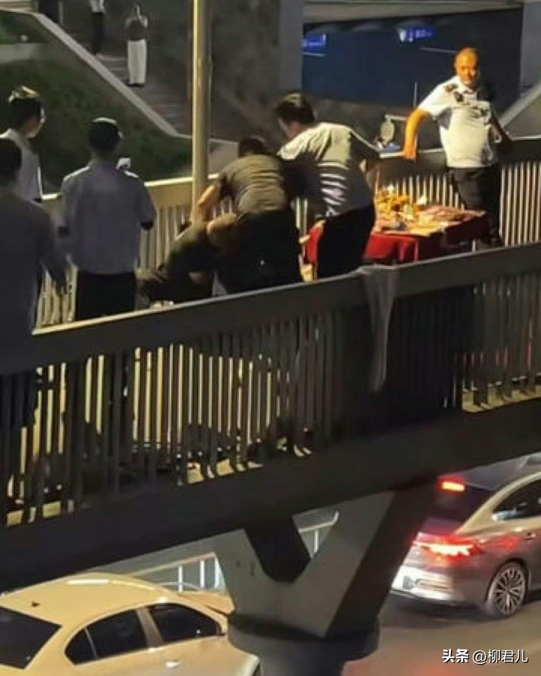 武汉天桥打人事件，三名协管员被刑拘

警方通报写得很清楚：金某、严某、郭某三人因