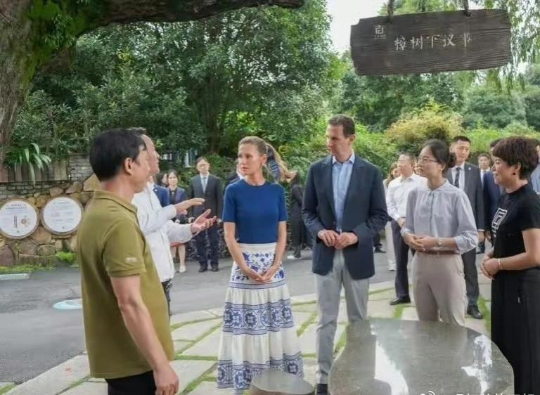 叙利亚总统夫人真的有心了，
入乡随俗。
青花瓷花纹的裙子，搭配她高挑的身材，毫无