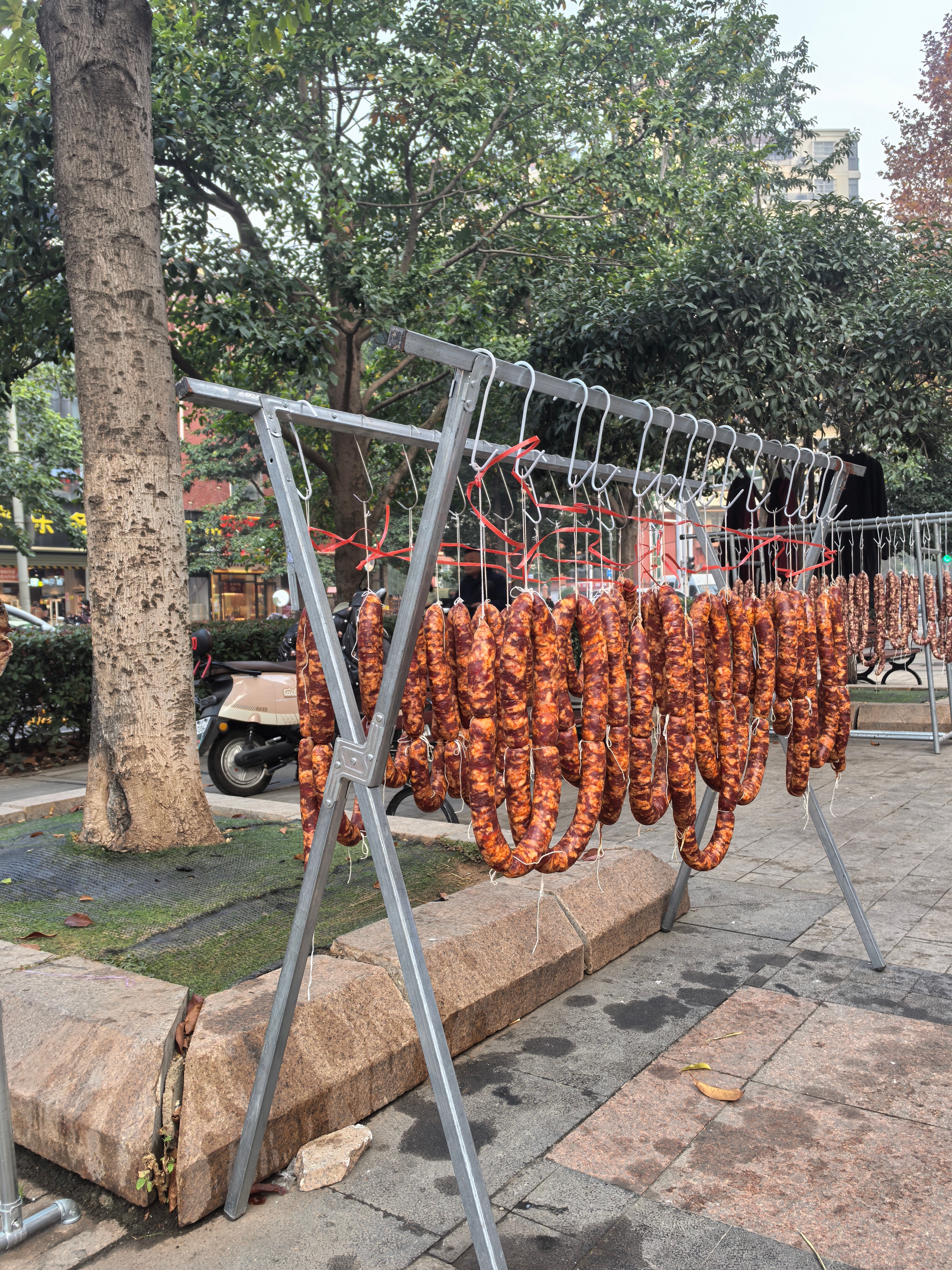 腊肉真是很妙的食物，不仅是舌尖上的美味，更是一种带着温度对家的记忆。看见它，就能