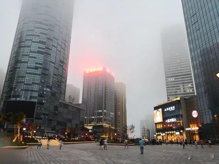 照片是在青岛拍的，不是下雨，而是空气中的水分都凝结成水汽了。很多人避暑，会去北方