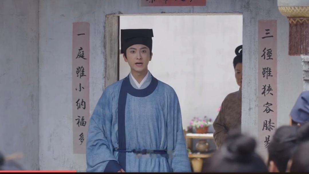 韩秀才家门上的对联，你注意到了吗？

“一庭虽小纳福多,三径虽狭容膝易”
横批：