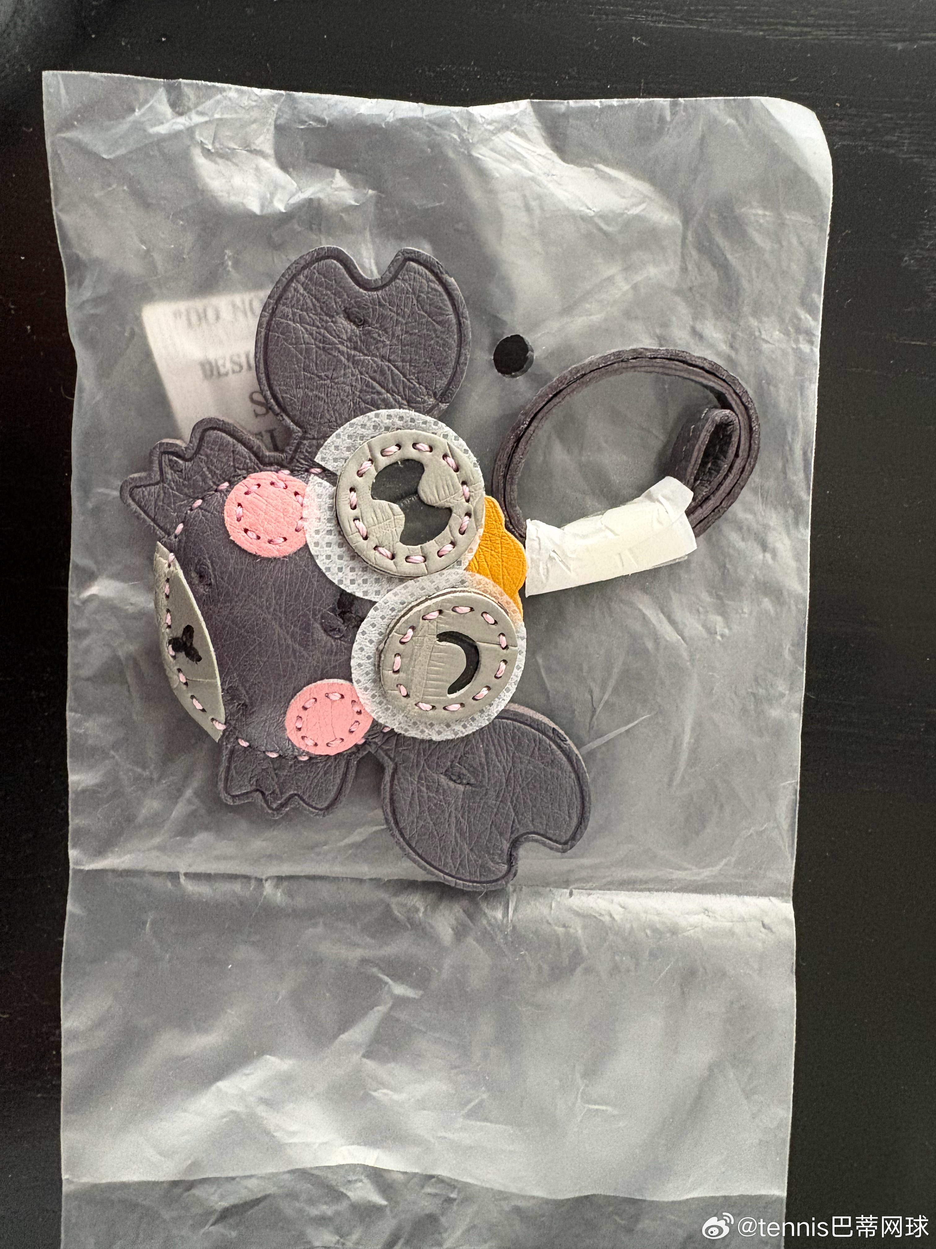 金粉抽个小挂件鸵鸟皮，深色小挂件，如图；恭喜🎉郑钦文和莱巴金娜晋级迈阿密16强