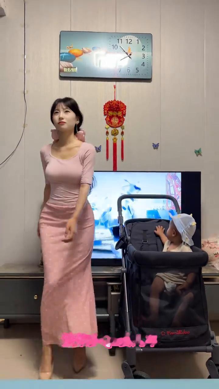 法米多Q1婴儿车。