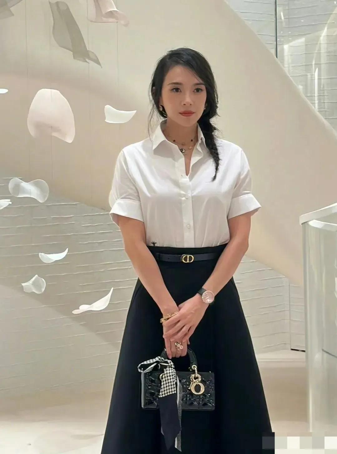 恭喜恭喜，美丽的章姐姐已经从离婚的阴影里走出来啦，又恢复了往日的风采，喜欢她的人