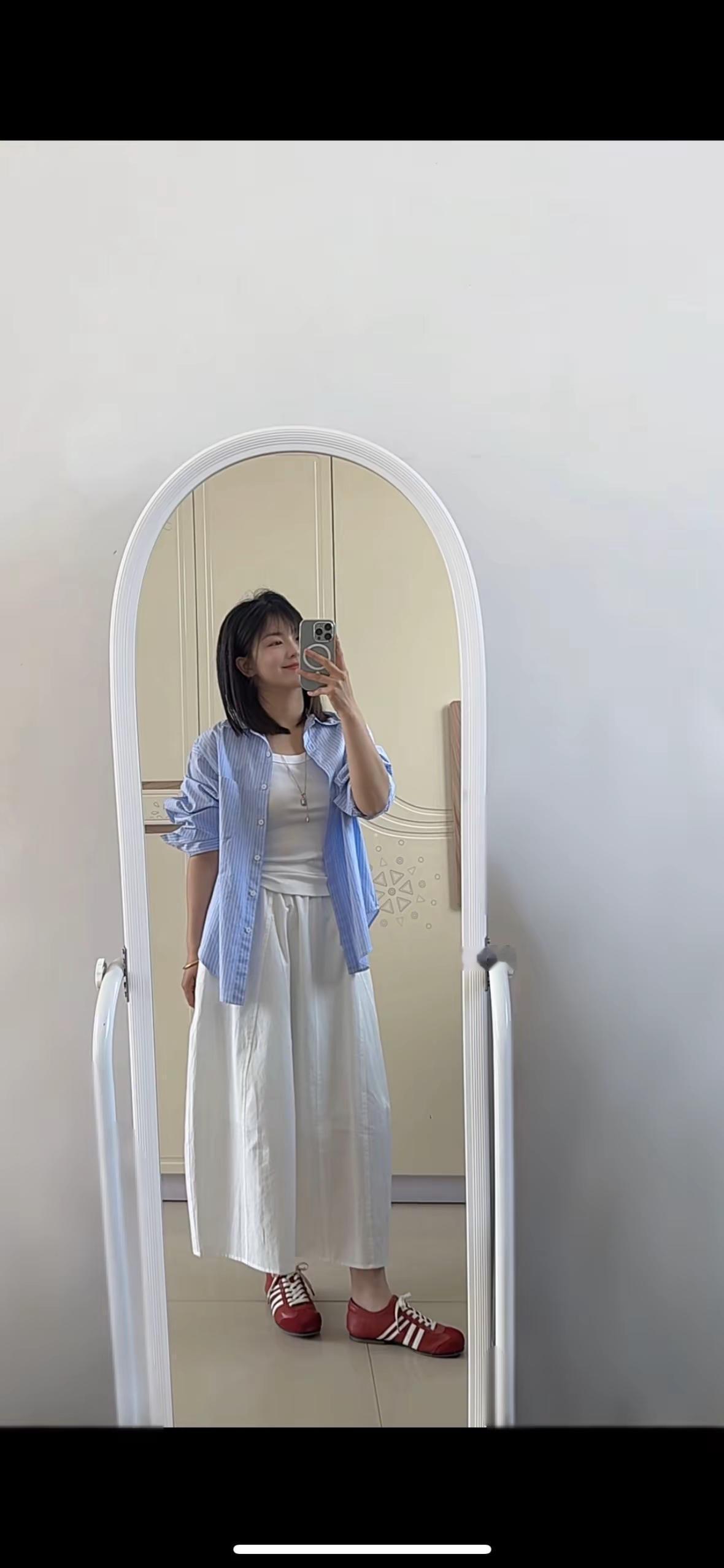 这件条纹衬衫应该人手一件了吧？经典又百搭，这两天我一直在穿它，真的是我衣柜里最不