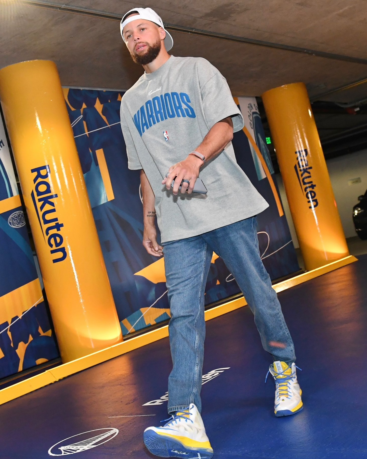 穿别的鞋是致敬，穿这个是在提醒老张你被我踩在脚底库里勇士vs湖人库里