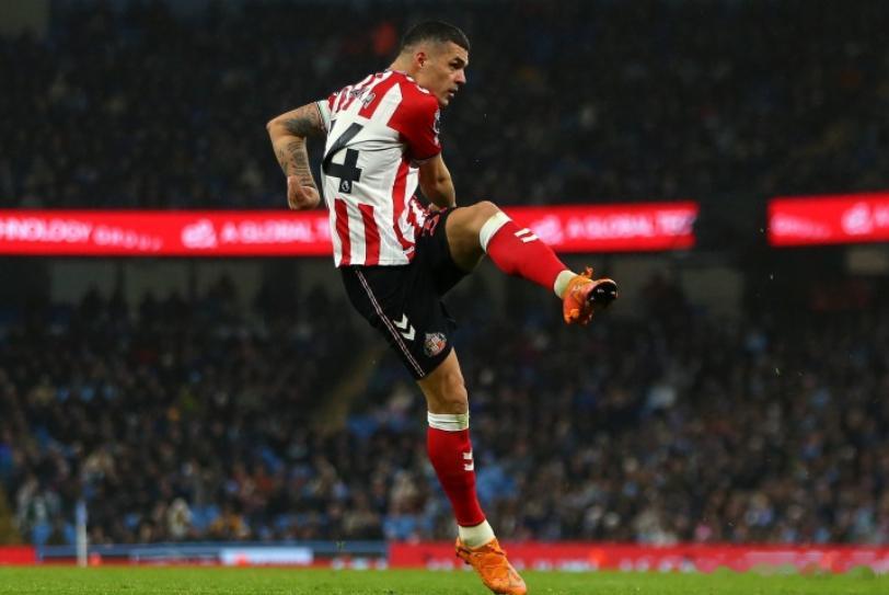 《太阳报》报道，在桑德兰1-3不敌西汉姆的比赛中，桑德兰中场扎卡与一名西汉姆球迷