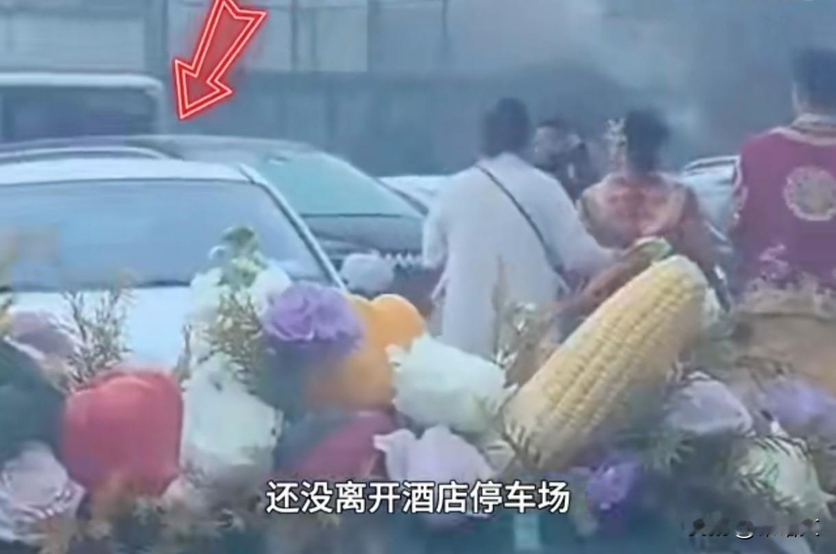 婚车被拦硬要50条烟！新人扭头打车走，网友：该！
 
结婚本是天大的喜事儿，结果