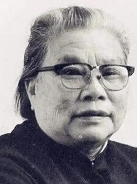 1992年，81岁的康克清，临终前，孙子贴着她耳朵问：“骨灰和爷爷放在一起？”点