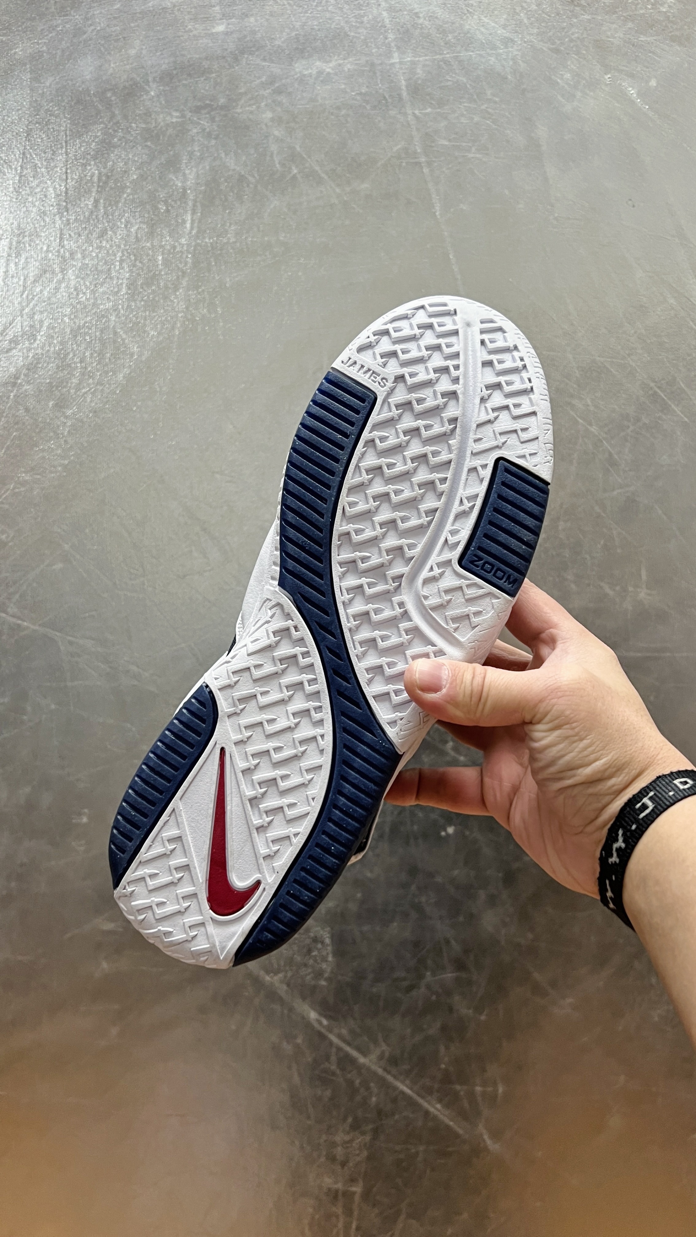 前两天晚上刷宝子十分想弄双前后上置Zoom气垫的Nxxt Gen，无奈感觉外观实