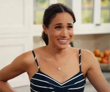 拉直头发是为了迎合白人审美，米歇尔接受采访时的言论，说明了大环境并不友好。
哈里