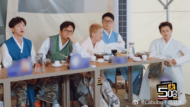 鹿晗吃着吃着衣服没了鹿晗吃得眼神都直了哈哈哈哈哈 延吉的冷面让鹿晗失去表情管理。