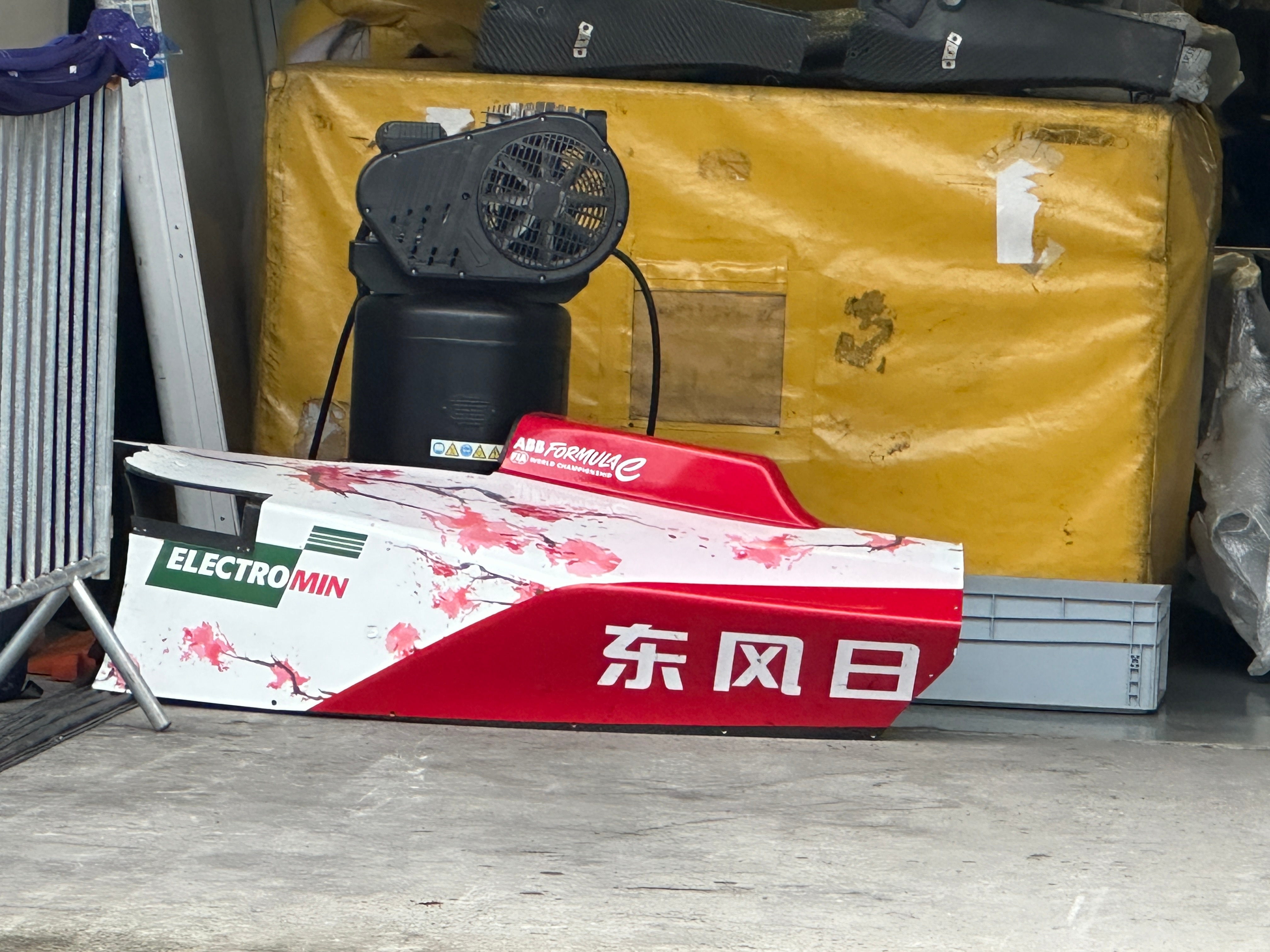 FormulaE2026fe电动方程式上海站 日产侧箱上的樱花涂装…… 上海·上