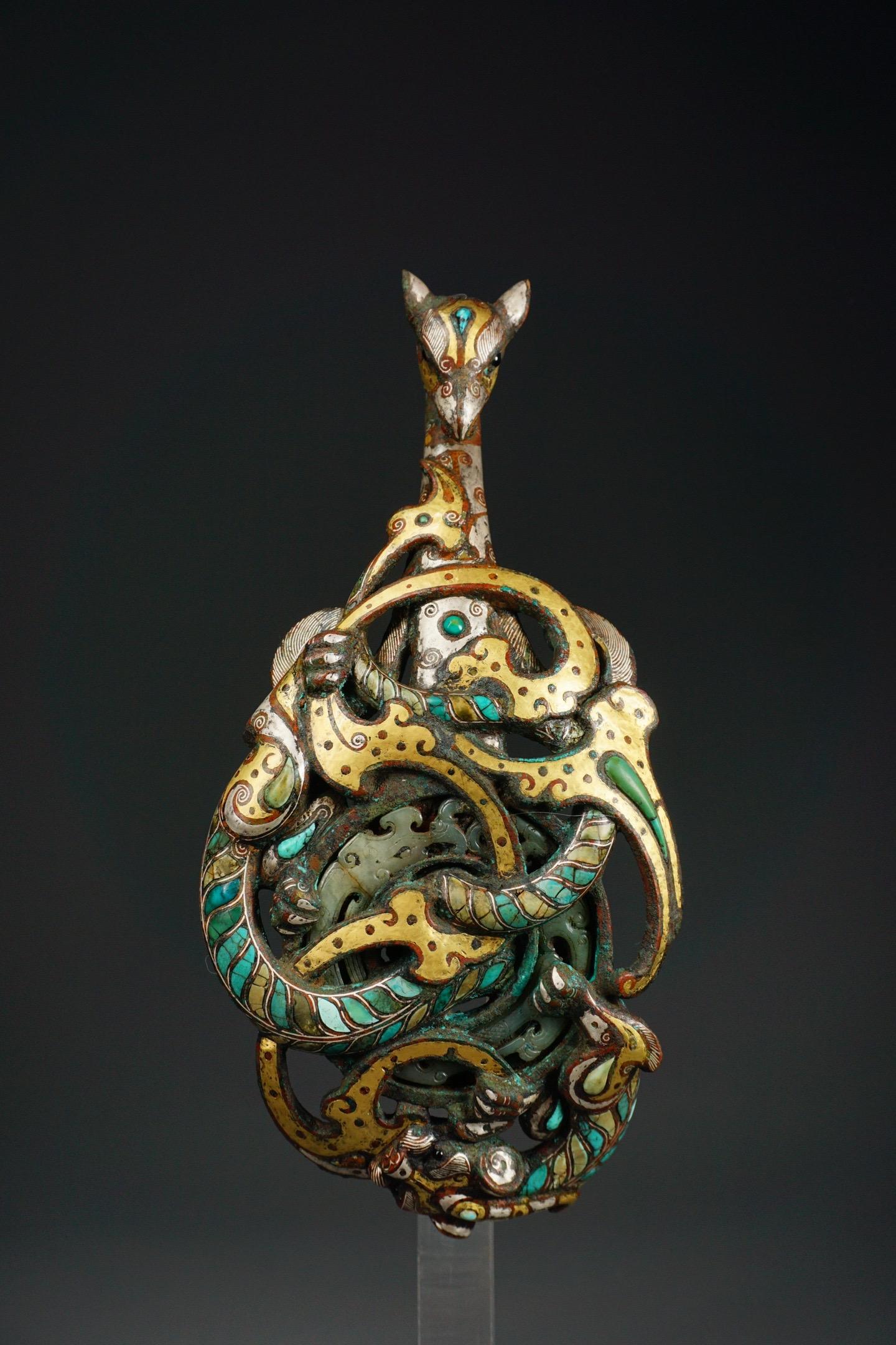青铜错金银镶玉带钩。此钩工艺精湛，错金银技法将华美展现得淋漓尽致，其线...