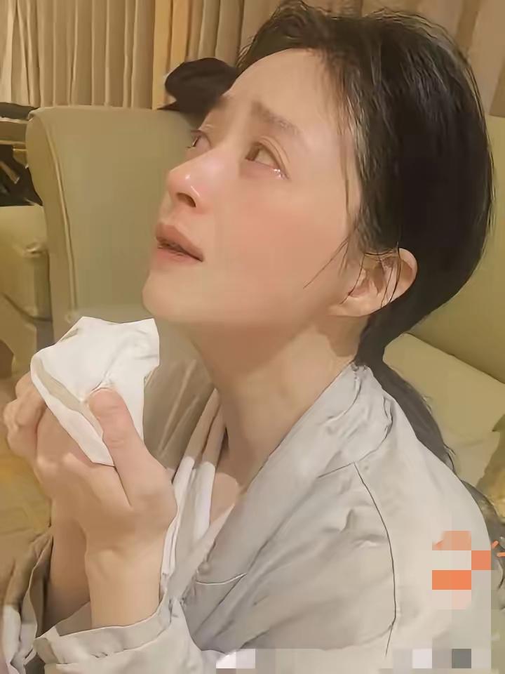 蒋欣，深夜痛哭。
​11月5日，42岁的蒋欣，冲上热搜，深夜不睡觉的她，喝了二两