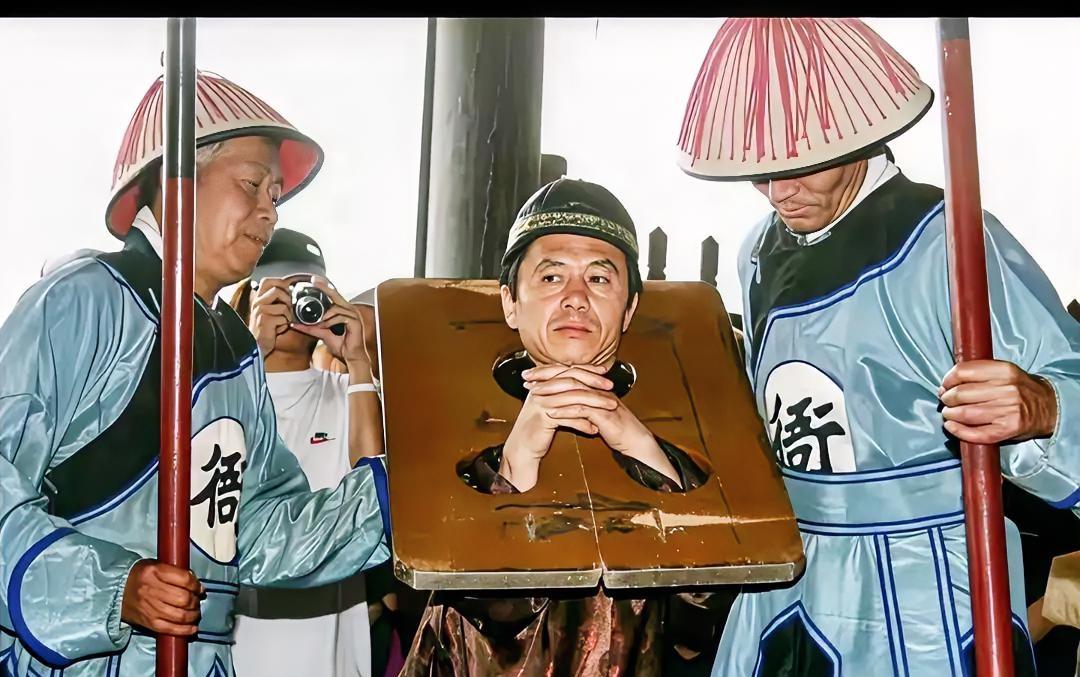 道光3年，县令吕锡龄故意歪曲被强奸的13岁女孩赵二姑是通奸，绝望的赵二姑当堂用剪