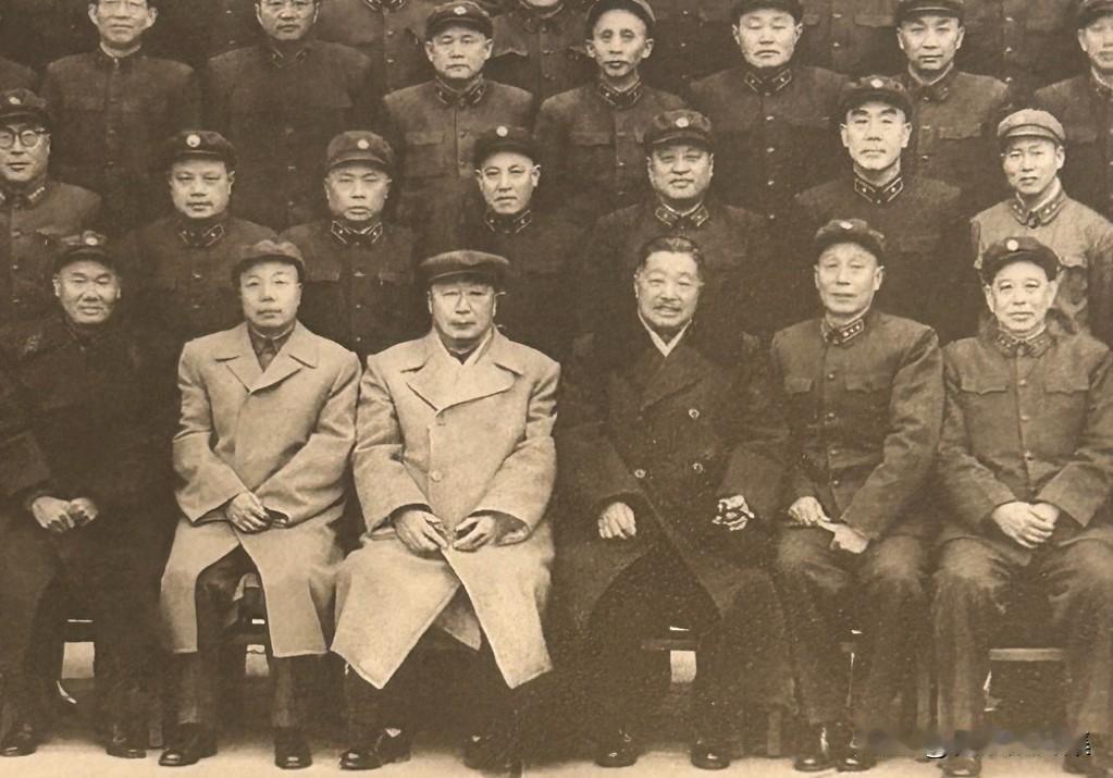 1963年11月30日，中央军委领导同志接见第二期高级干部读书班。一排左起：武汉