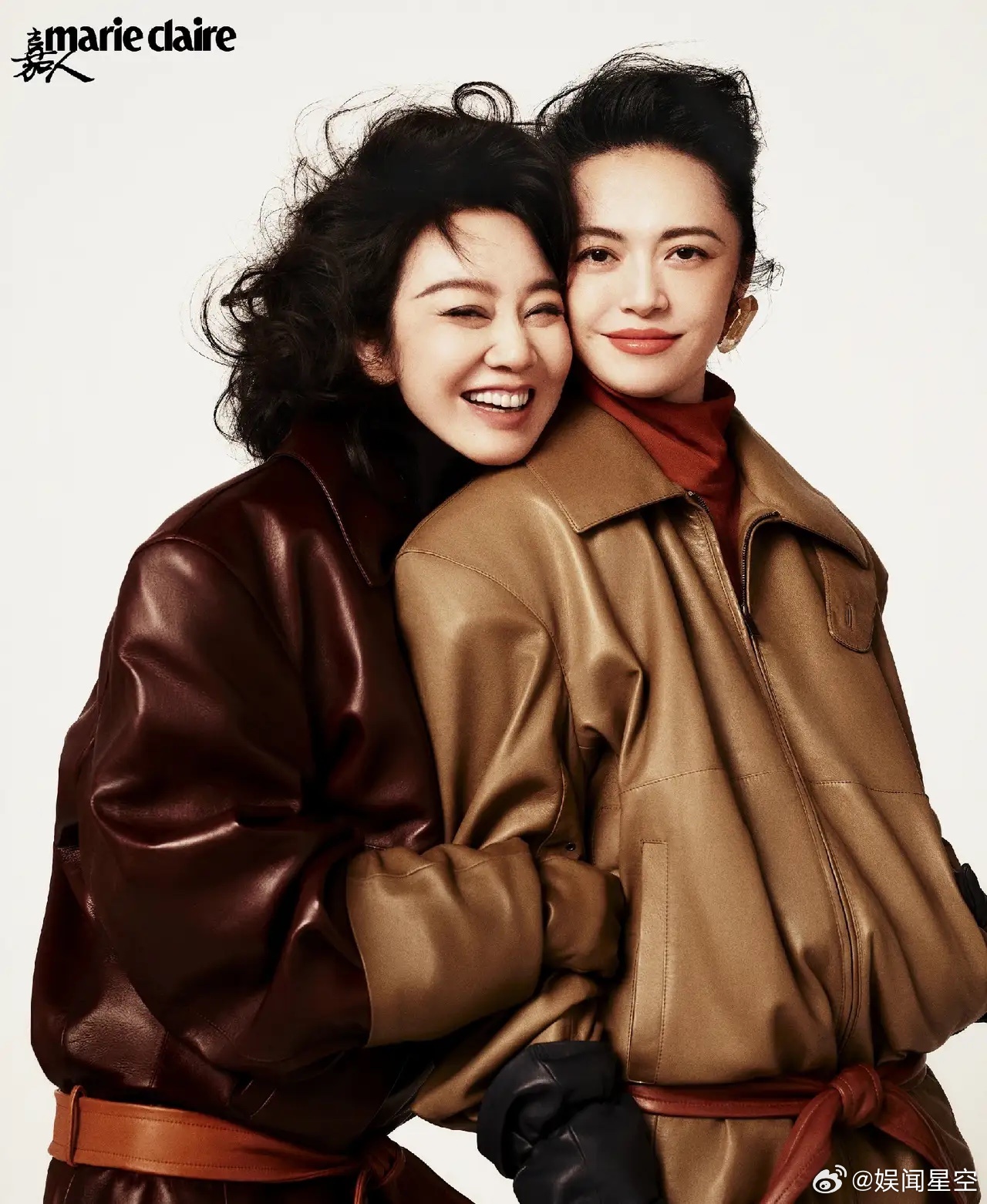 气质真的很神奇，闫妮和姚晨一起合拍杂志，一眼看过去还是，佟掌柜和小郭。姚晨已经是