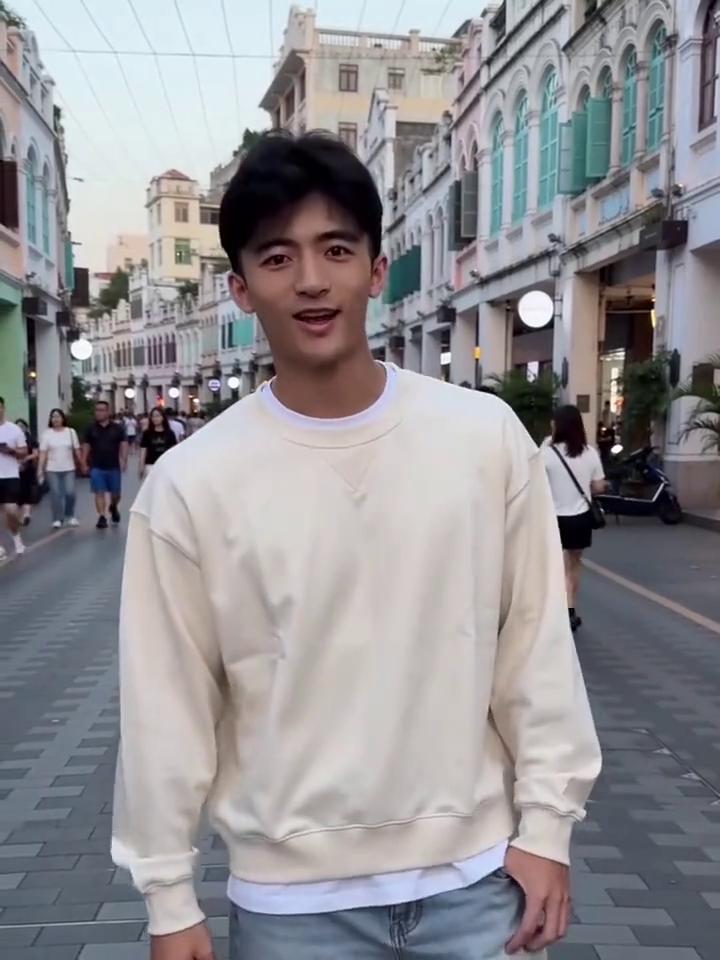 大家好，我是谢正轩。今天带你们逛逛我超爱的这条街。