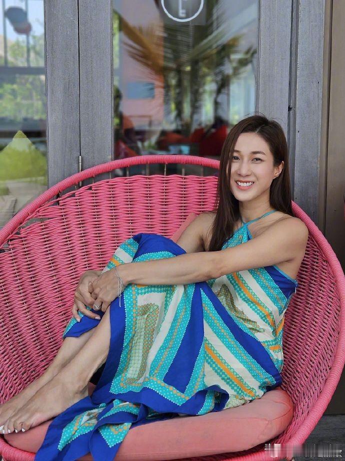 39岁的钟嘉欣海边度假照曝光，肤白貌美宛如少女，保养秘诀曝光！

3月9日，39