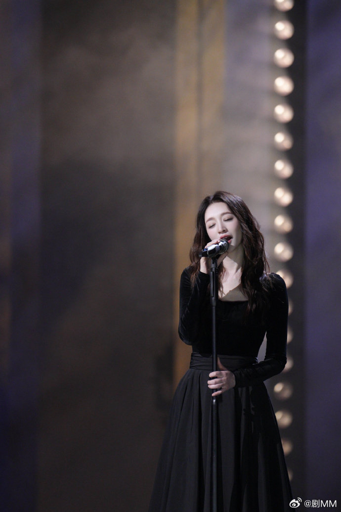 李小冉我p都不敢p这么白 李小冉我p都不敢p这么白，这肤色我羡慕了！ 李小冉冷白