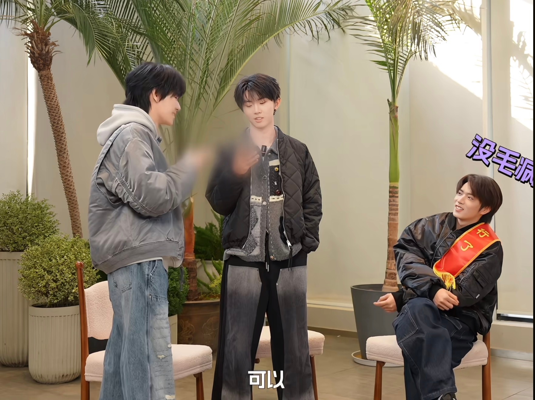 自从代言手机后，手机都打码上了