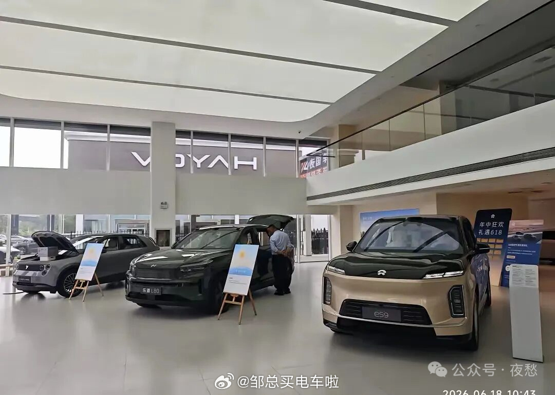 苏州区域的蔚来SKY门店，蔚乐萤综合店开业了。蔚来公司旗下三个品牌的车放在一起卖