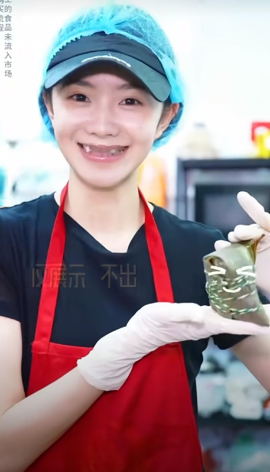刘浩存这个端午节过得也太有意思了。

不仅跑到深圳买粽子，更是学包粽子。

刘浩