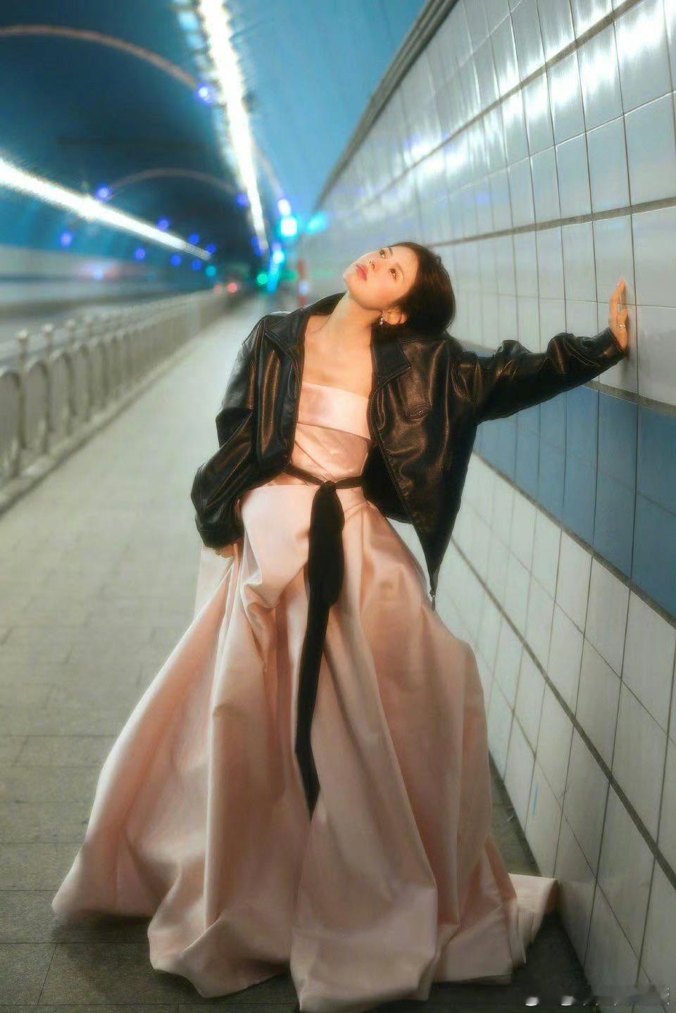 鹤男你的权威我后知后觉夜风拂动裙摆与发丝，清冷破碎感与灵动甜妹气质交织，这简直就