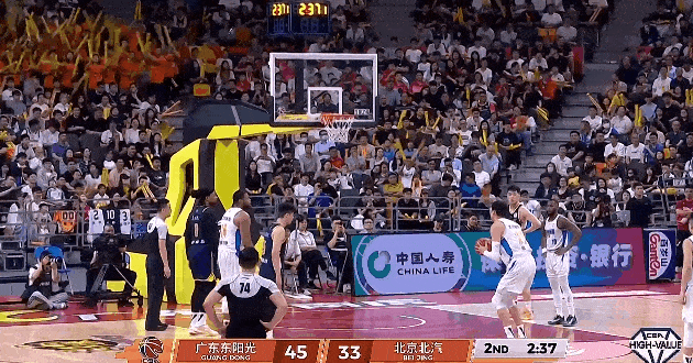 离大谱！北京男篮这罚球是中邪了吗？😵平时练罚球吗？

传染？斯佩尔曼、周琦连续