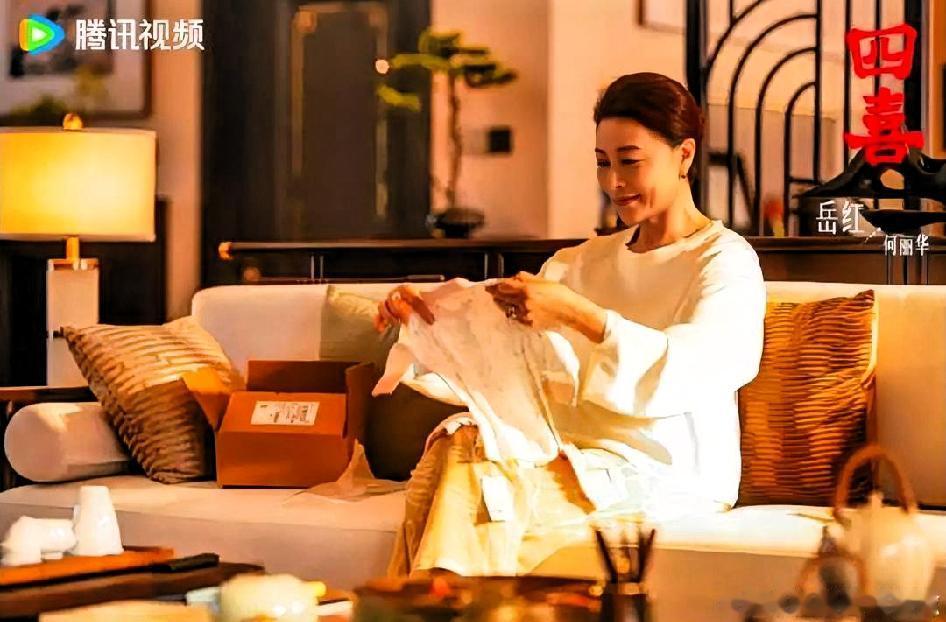 1. 前期人设真实可气，细节尽显角色傲慢底色：何丽华一出场就立住了豪门长辈的高傲