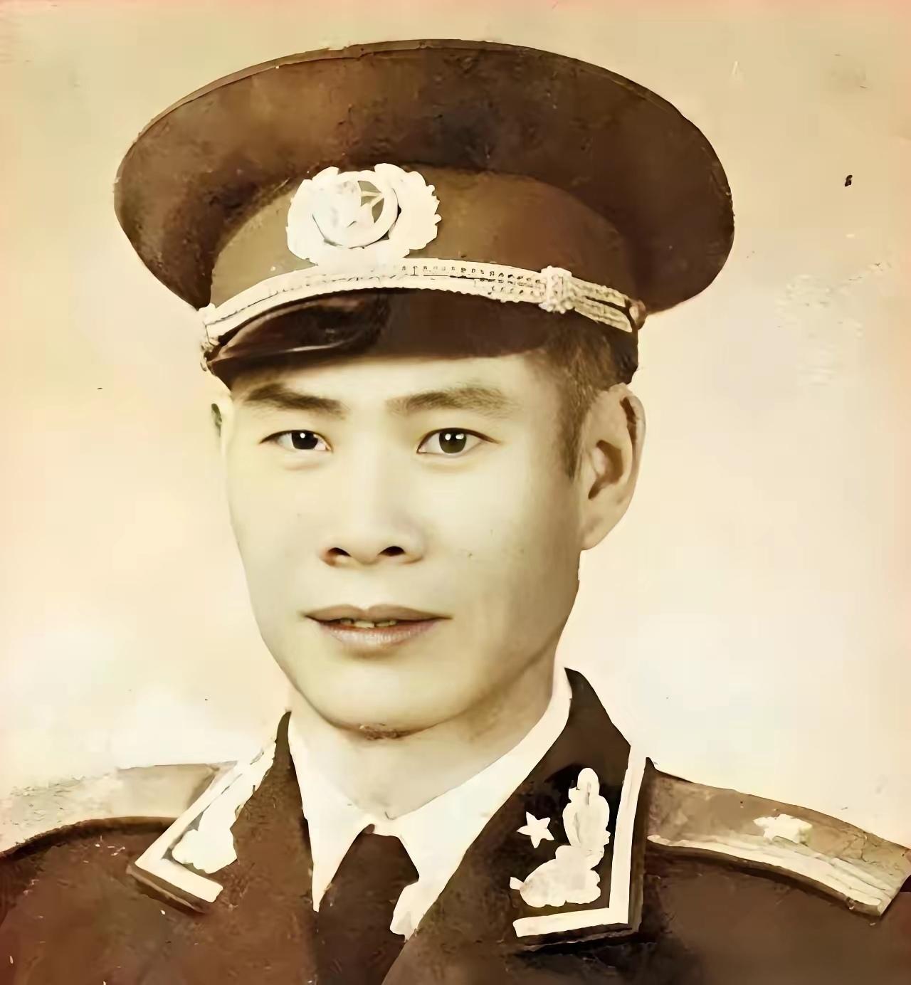 1969年，一个副军长去西安热电厂视察，陪同的厂长在后面点头哈腰，结果，这位副军