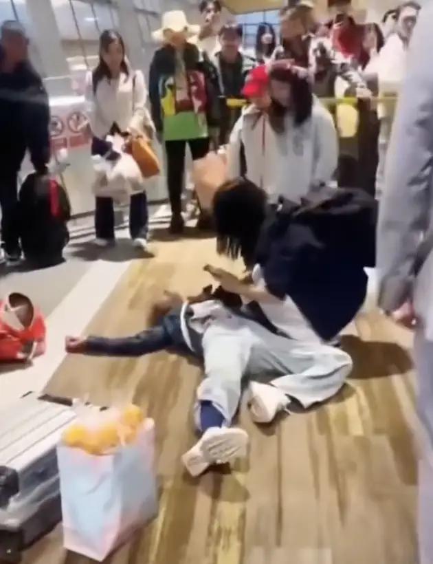 一家五口强闯登机口，老人拽行李摔倒，女儿脚踹地服，外孙崩溃大哭。昆明警方已介入调